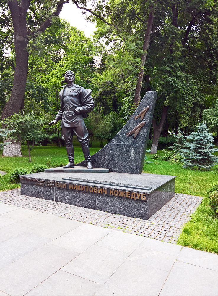 Пам’ятник маршалу авіації І. Кожедубу у Києві. 2010. Бронза, граніт